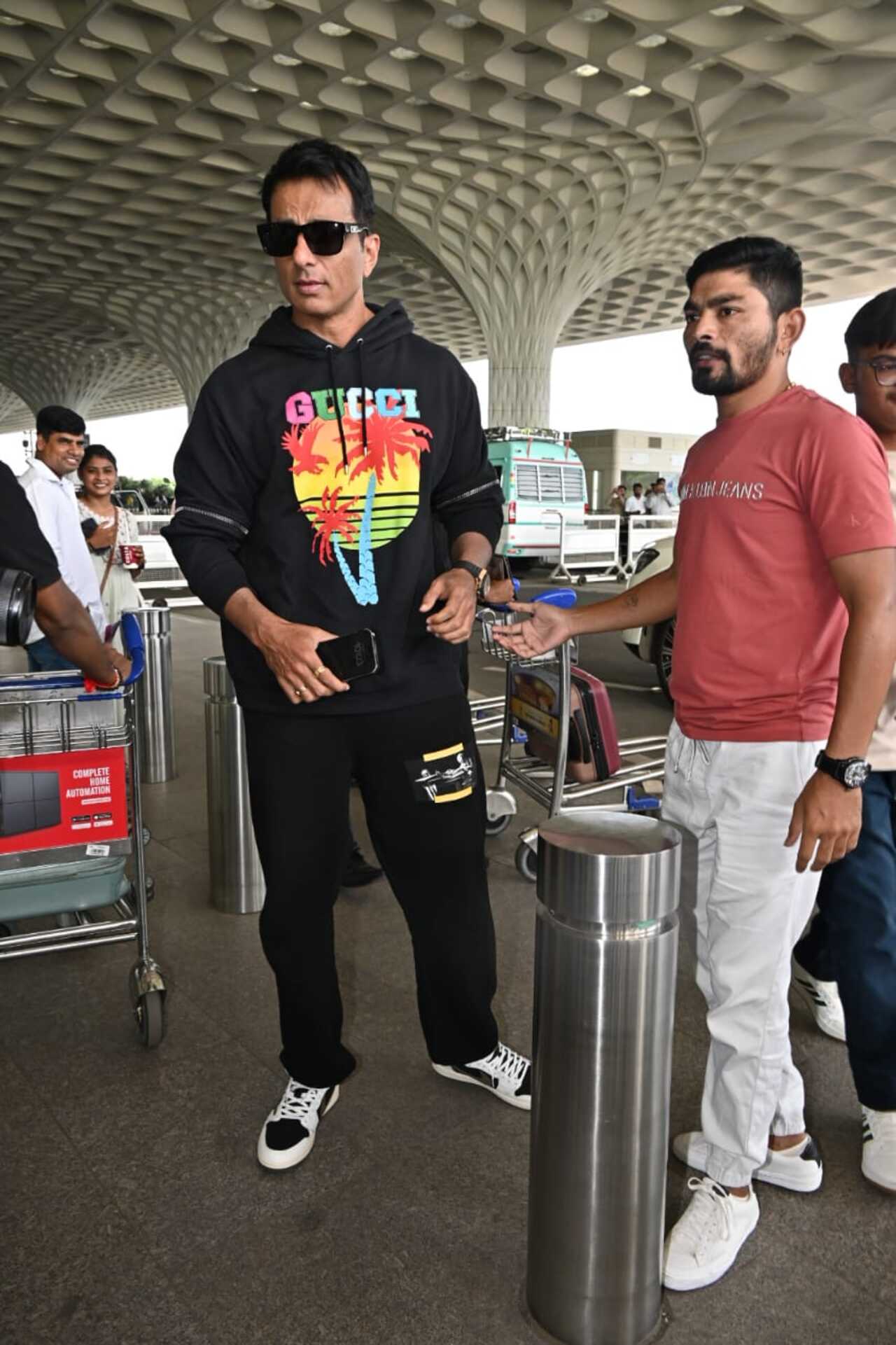 Sonu Sood was clicked by the paparazzi at the airport